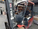 un chariot élévateur à fourche garé dans un entrepôt
