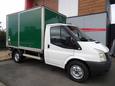 un camion blanc garé devant un bâtiment