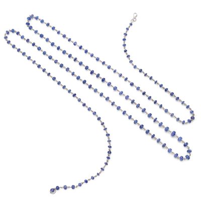un gros plan d'un collier de perles bleues sur fond blanc