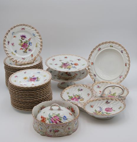 SAXE. Partie de service en porcelaine à décor floral et guirlande...