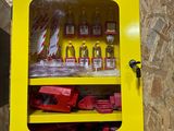 une boîte jaune contenant tout un tas d'objets