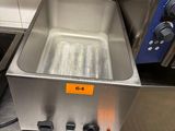 un évier en inox dans lequel il y a beaucoup d'eau
