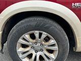 un gros plan d'un camion rouge garé sur un parking