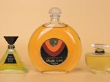 deux flacons de parfum posés l'un à côté de l'autre sur une table