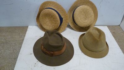 trois chapeaux sont posés sur une table blanche