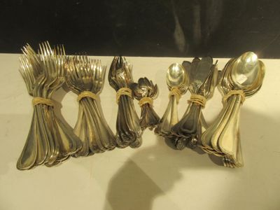 cinq cuillères en argent et deux cuillères en argent posées sur une table