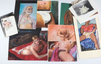 de nombreuses photos d'une femme en sous-vêtements allongée sur une table