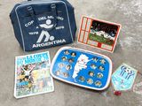 un sac bleu et quelques livres par terre