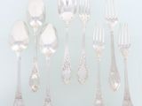 beaucoup de cuillères et de fourchettes en argent sur la table