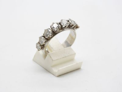 gros plan d'une bague en diamant sur une surface blanche