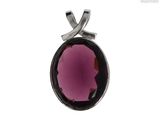 un gros plan d'un pendentif serti d'une pierre violette