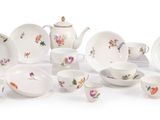 de nombreux types de plats et de tasses en porcelaine sur la table