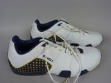 des baskets blanches et bleues avec des pois jaunes sur la semelle