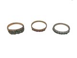 trois bagues différentes, ornées de motifs variés, sur fond blanc
