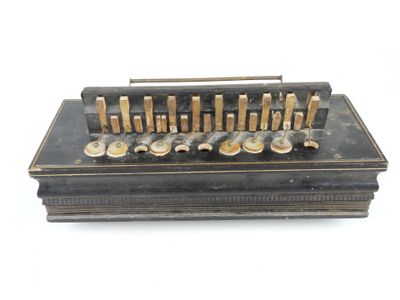 un ancien type de dispositif mécanique posé sur une surface blanche