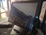 un ordinateur portable posé sur un bureau, à côté d'un clavier