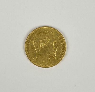 gros plan d'une pièce d'or sur une surface blanche