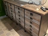 une photo d'un bureau sur lequel se trouve un ordinateur