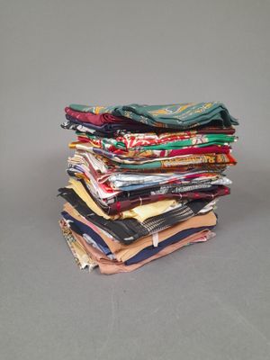Lot de carrés et foulards principalement en fibres synthétiq…
