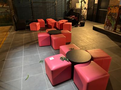 une pièce remplie de chaises et de tables roses