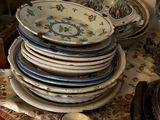 beaucoup d'assiettes empilées sur une table