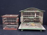 deux cages à oiseaux posées l'une à côté de l'autre sur une table