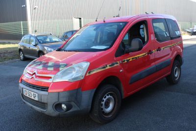 une camionnette rouge garée sur un parking