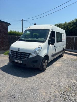 une camionnette blanche garée sur un terrain