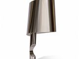 gros plan d'une lampe sur une table à fond blanc