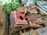 une pile de cartons et de bois dans une pièce