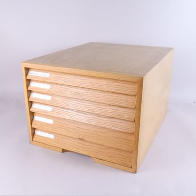 une petite boîte en bois munie de quatre tiroirs
