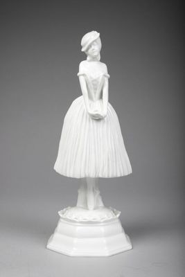 figurine en porcelaine blanche représentant une femme en robe et chapeau
