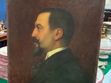 portrait d'un homme barbu, vêtu d'un costume noir et d'une chemise blanche