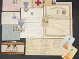 une photo montrant une pile de vieux papiers et de timbres posés sur une table
