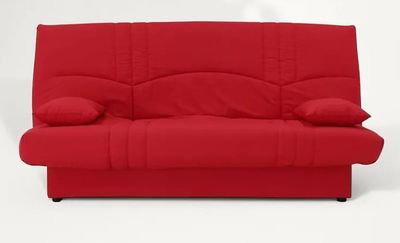 canapé-futon rouge avec des coussins et des oreillers posés dessus
