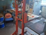 une image d'un homme travaillant sur une machine dans un garage