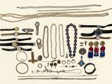 une photo d'une collection de bijoux posés sur une surface blanche