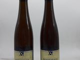 deux bouteilles de vin posées l'une à côté de l'autre sur une table