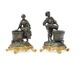 paire de figurines anciennes en bronze représentant une femme avec un panier