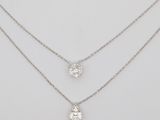 une paire de colliers en diamants sur fond blanc