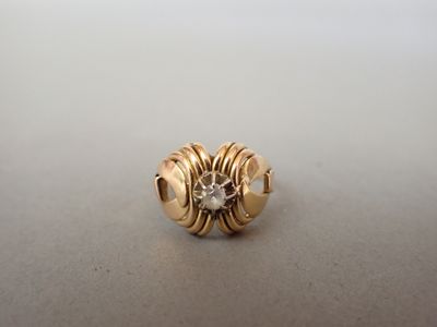 l'image d'une bague en or ornée d'un diamant