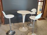 deux chaises blanches et une table dans une pièce