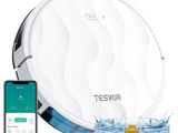 un gros plan sur un téléphone et un robot posés sur une table