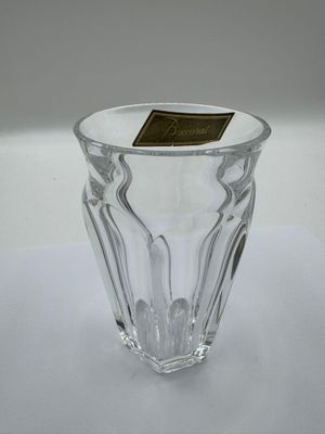 un vase en verre portant une étiquette, posé sur une table