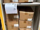 Les cartons sont empilés sur une étagère dans un local de stockage