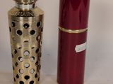 deux flacons de parfum posés l'un à côté de l'autre sur une table