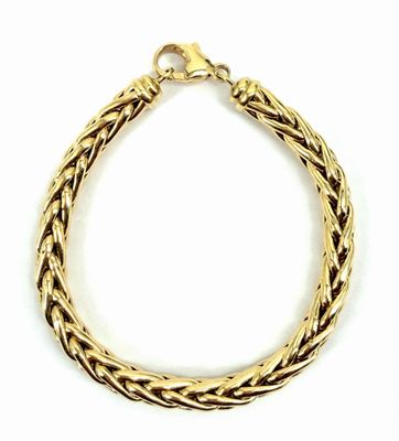 un bracelet en or avec un motif de tresse sur fond blanc