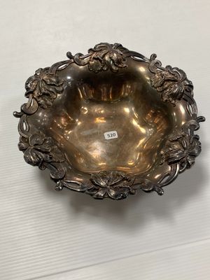 une assiette en argent antique avec un motif décoratif