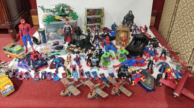 un grand nombre de figurines qui se trouvent sur la table