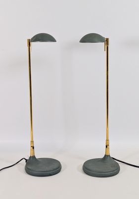 une paire de lampes en laiton et vertes sur fond blanc